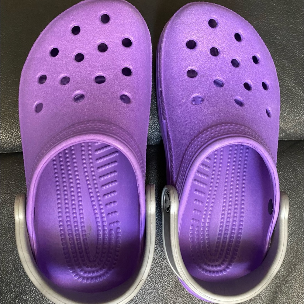KSU Crocs size M2/W4 equivalent to a kids size 2.